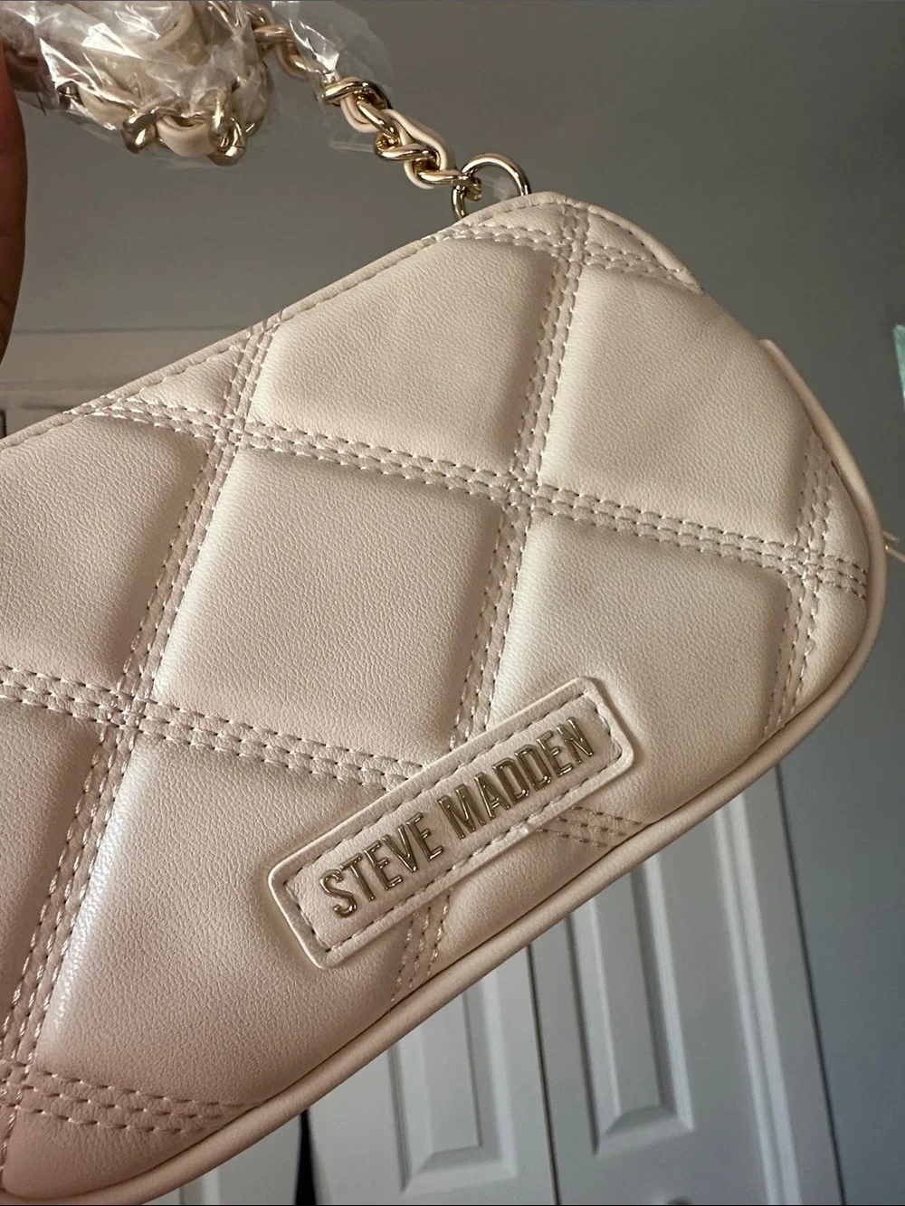 Steve Madden Ivory Quilted Crossbody with Gold Chain - Picture 4 of 12